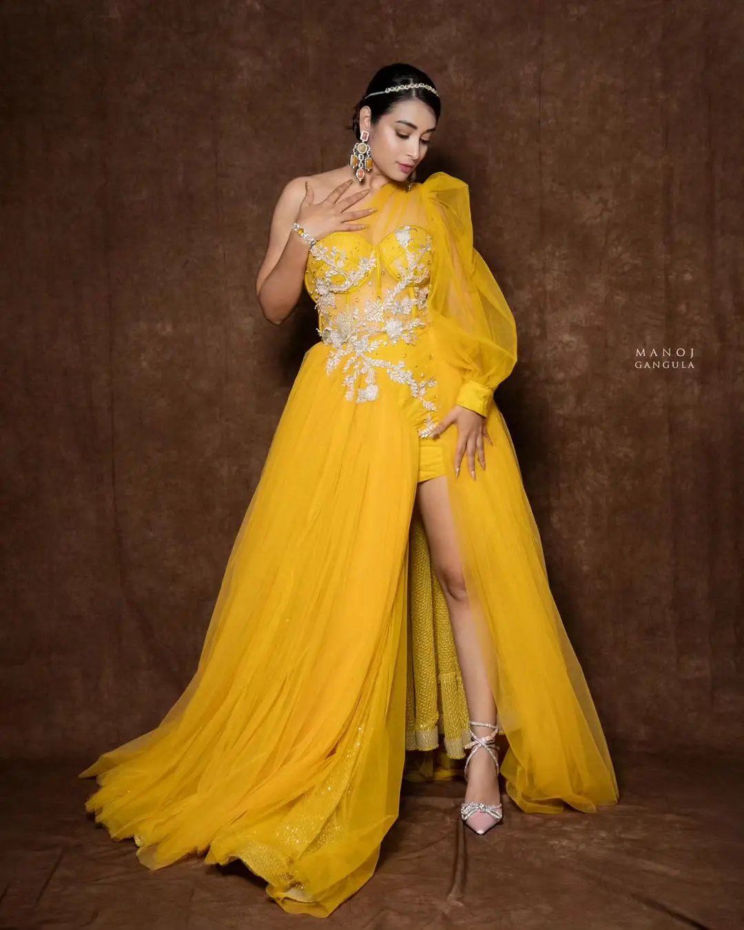 ETV Actress Bhanu Sri Long Legs Show in Yellow Gown